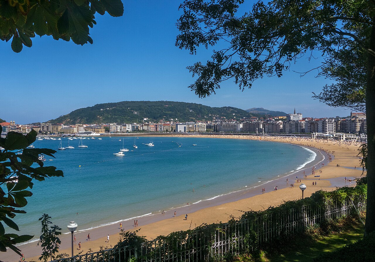 Playa de La Concha con la ciudad al fondo