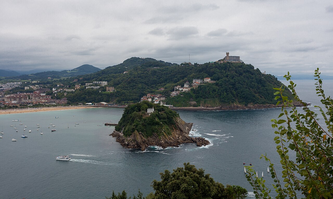 Monte Igeldo sobre la bahía