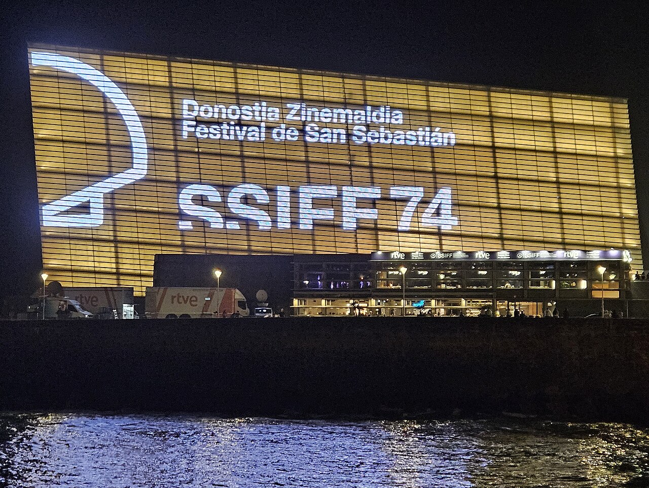 Palacio Kursaal iluminado de noche