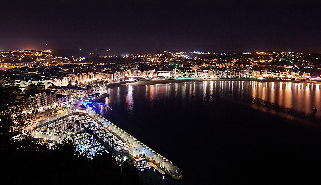 La bahía iluminada de noche desde Urgull