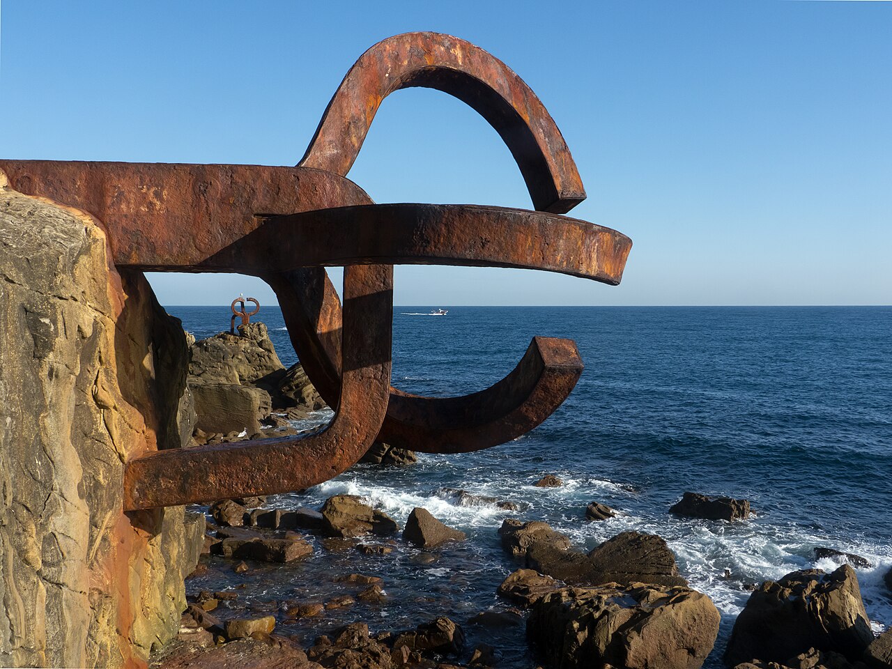 Esculturas del Peine del Viento sobre las rocas