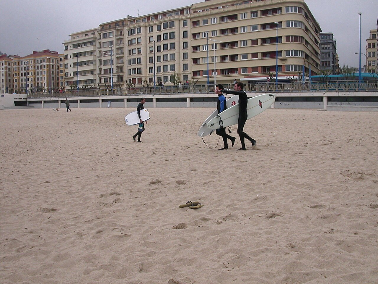 Surfistas en la playa de Zurriola